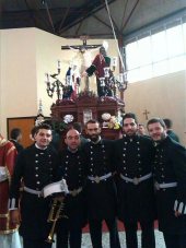 Luis (primero por la izqda.) y Dani (segundo por la izqda.) antes de participar en la Procesión Magna de Huelva con la AM Santa Cruz el pasado mes de octubre