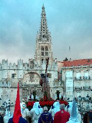 Imagen de la Procesión de Jueves Santo enfilando el Arco de Santa Mara