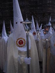 Imagen de varios cofrades esperando para procesionar